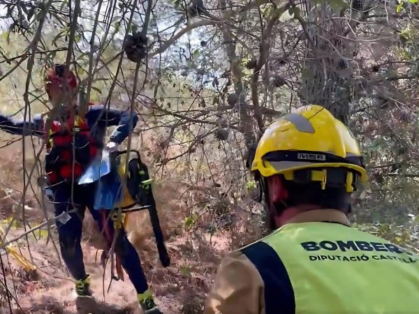 Un motorista sale de la vía en Higueras y cae por un terraplén de difícil acceso