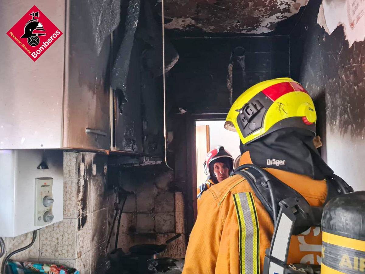 Vecinos confinados y perro reanimado en el incendio de un edificio en Novelda