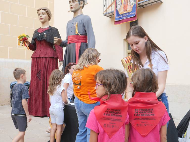 Durante la tarde, los asistentes han disfrutado de un ambiente alegre y familiar, donde la convivencia y la diversión han sido las grandes protagonistas.