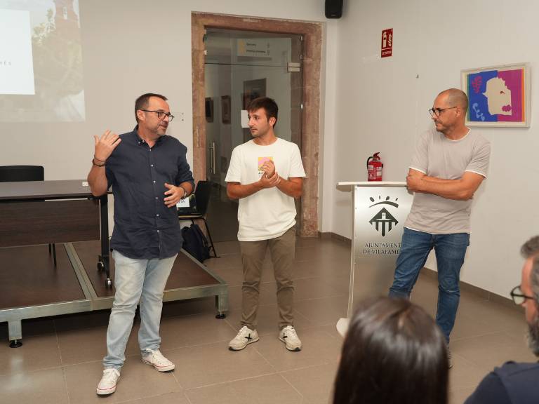 El espacio cultural Quatre Cantons de Vilafamés acogió el viernes por la tarde la presentación de la nueva serie documental que estrena el municipio.