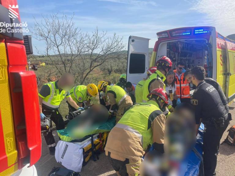 Un vehículo con tres ocupantes cayó desde una altura de 8 metros en un barranco de Segorbe.