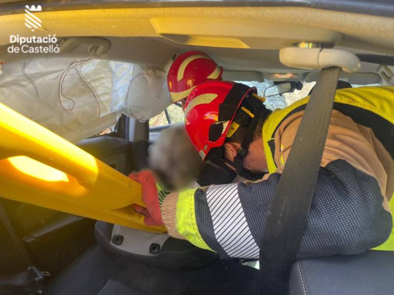 Un vehículo con tres ocupantes cayó desde una altura de 8 metros en un barranco de Segorbe.