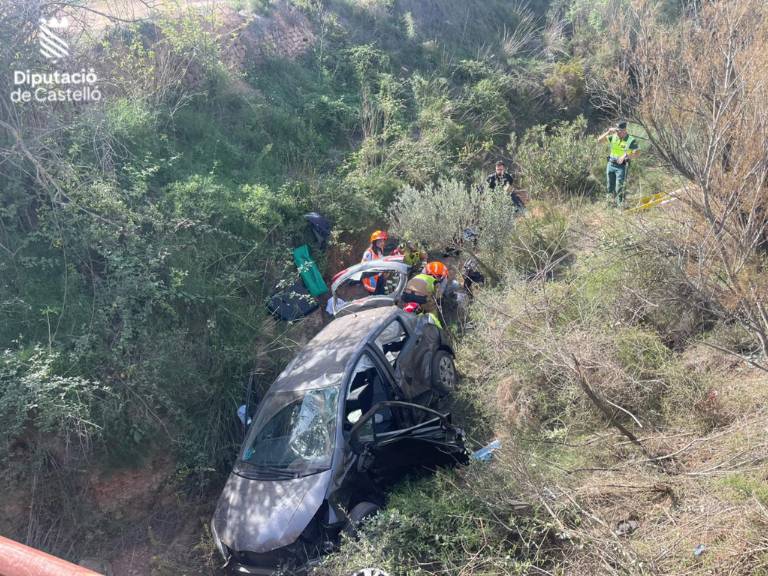 dos-heridos-graves-en-segorbe-tras-caer-por-un-barranco-en-un-vehiculo