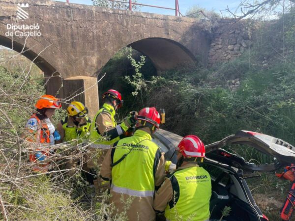 Dos heridos graves en Segorbe tras caer por un barranco en un vehículo