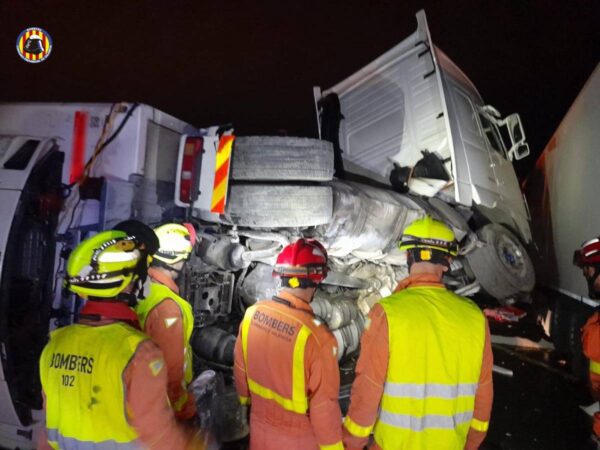 Accidente entre 4 camiones deja cortada la AP-7 en Sagunto