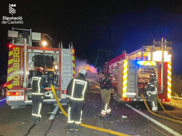 Accidente entre dos camiones y con incendio en la AP-7 en Benicàssim