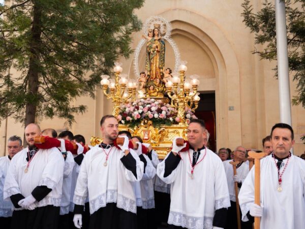 Almassora celebra una emotiva ofrenda a la Mare de Déu del Roser