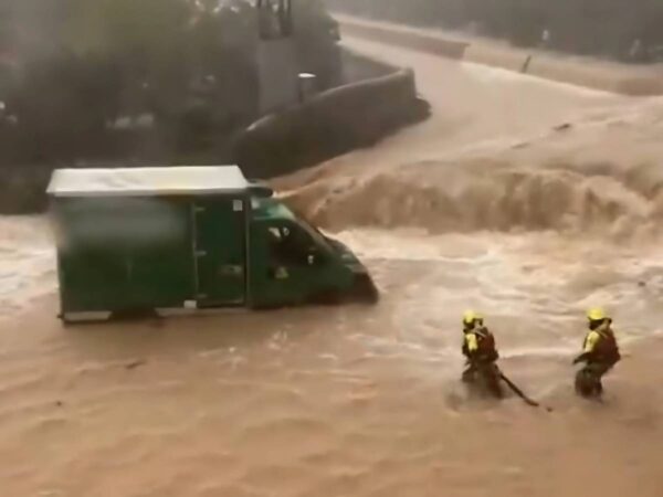 Bomberos rescatan al conductor de un camión atrapado en inundaciones de Alzira