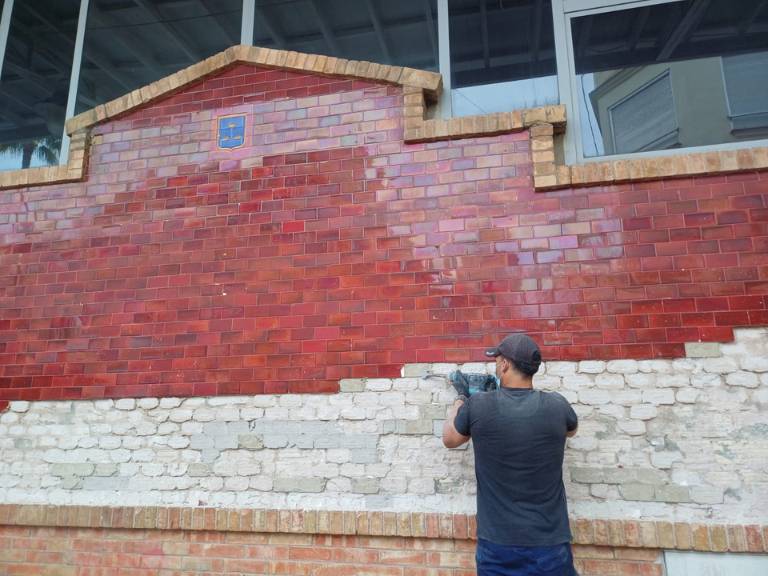 Recientemente, también se han reparado, limpiado y protegido las históricas vidrieras policromadas del Mercado Municipal