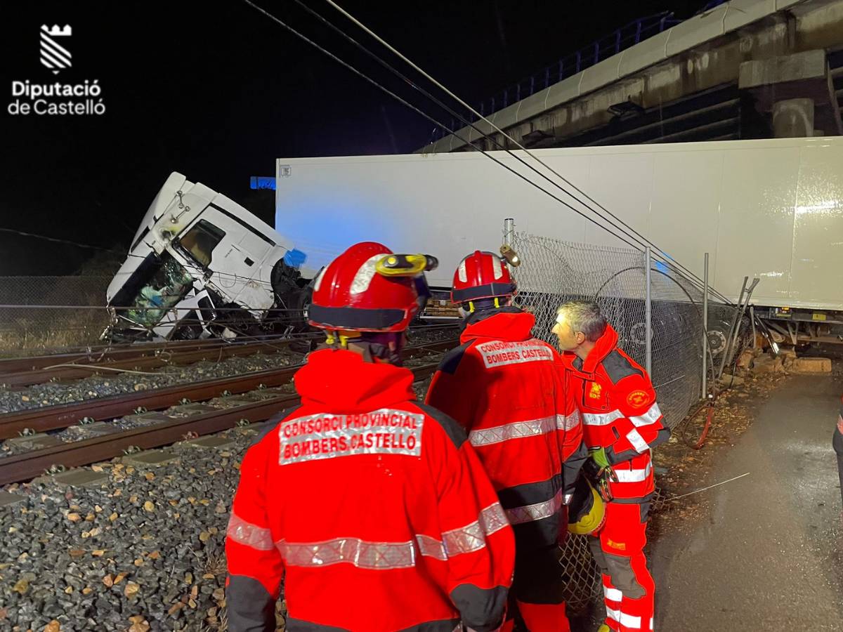 Cae un camión entre Nules y les Alqueries desde un puente a las vías del tren