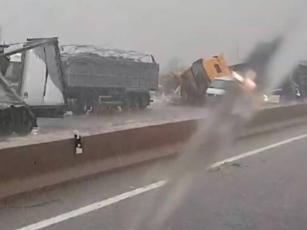 Camiones y coches amontonados en la A-7 por el tornado de Carlet