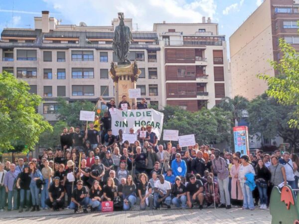 Cáritas realiza un Flashmob en Castellón para visibilizar a las personas sin hogar