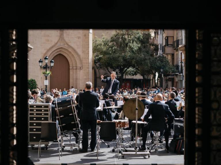 El Desfile de las Tres Culturas, el concierto de la Banda Municipal, la entrega de los premios Valencià de l’Any o el homenaje a las collas de ‘dolçaina i tabal’, han vestido de gala esta celebración.