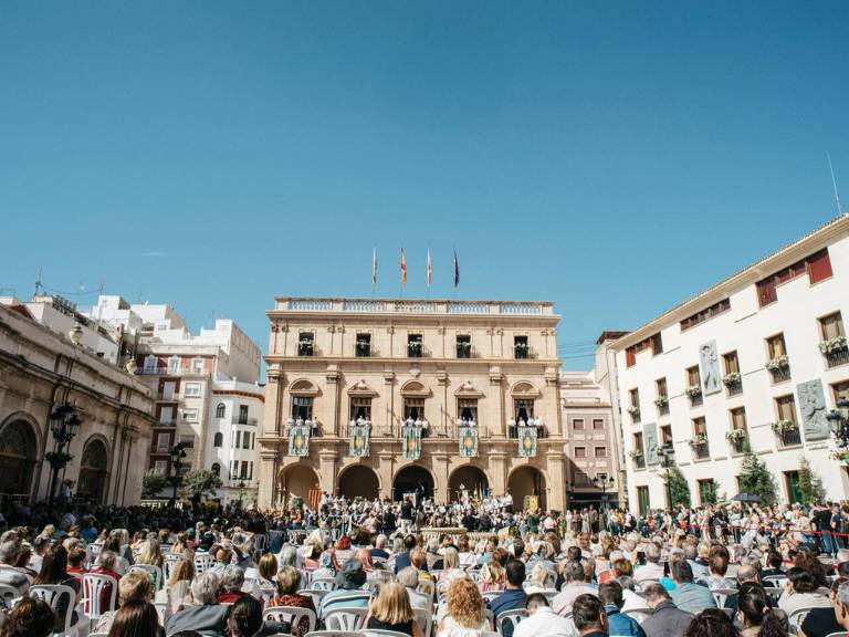 El Desfile de las Tres Culturas, el concierto de la Banda Municipal, la entrega de los premios Valencià de l’Any o el homenaje a las collas de ‘dolçaina i tabal’, han vestido de gala esta celebración.