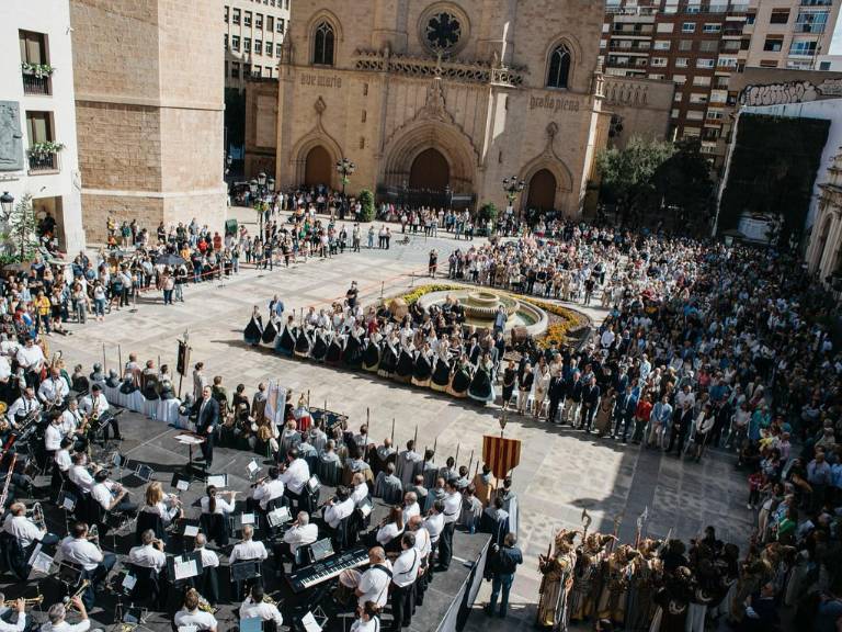 El Desfile de las Tres Culturas, el concierto de la Banda Municipal, la entrega de los premios Valencià de l’Any o el homenaje a las collas de ‘dolçaina i tabal’, han vestido de gala esta celebración.