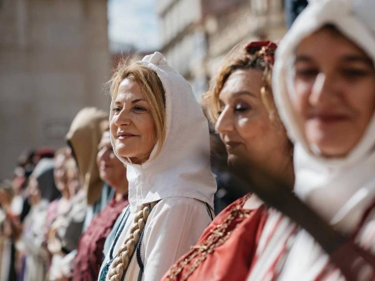 El Desfile de las Tres Culturas, el concierto de la Banda Municipal, la entrega de los premios Valencià de l’Any o el homenaje a las collas de ‘dolçaina i tabal’, han vestido de gala esta celebración.