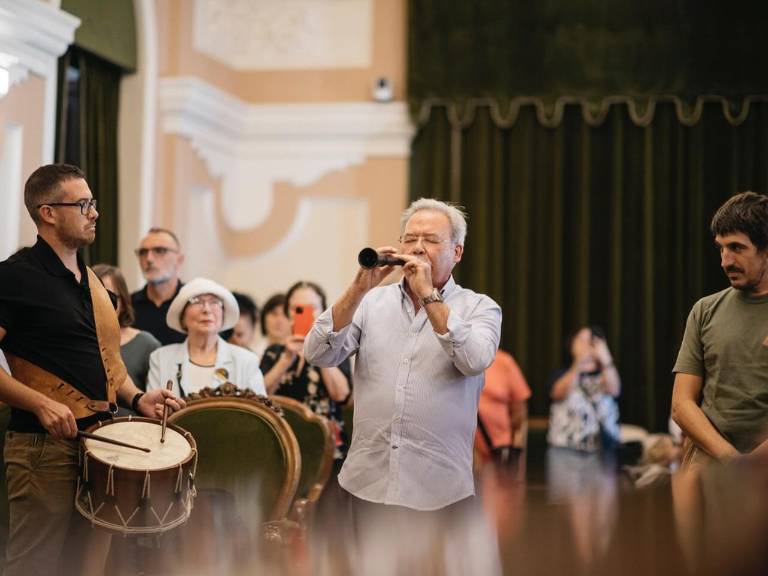 El Desfile de las Tres Culturas, el concierto de la Banda Municipal, la entrega de los premios Valencià de l’Any o el homenaje a las collas de ‘dolçaina i tabal’, han vestido de gala esta celebración.