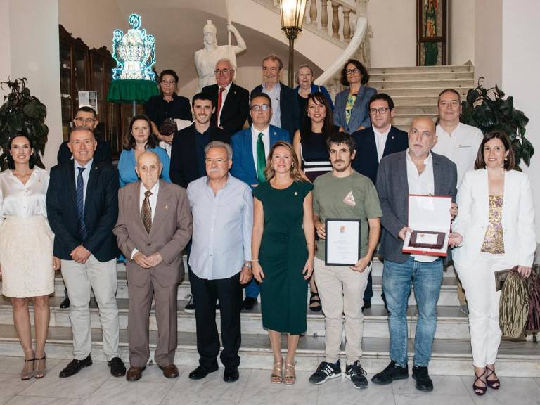 El Desfile de las Tres Culturas, el concierto de la Banda Municipal, la entrega de los premios Valencià de l’Any o el homenaje a las collas de ‘dolçaina i tabal’, han vestido de gala esta celebración.