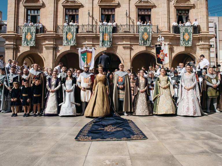 El Desfile de las Tres Culturas, el concierto de la Banda Municipal, la entrega de los premios Valencià de l’Any o el homenaje a las collas de ‘dolçaina i tabal’, han vestido de gala esta celebración.