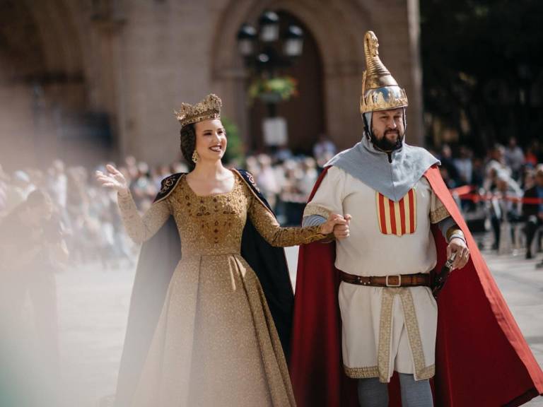 El Desfile de las Tres Culturas, el concierto de la Banda Municipal, la entrega de los premios Valencià de l’Any o el homenaje a las collas de ‘dolçaina i tabal’, han vestido de gala esta celebración.