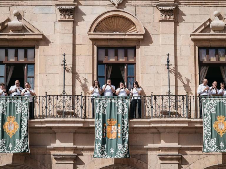 El Desfile de las Tres Culturas, el concierto de la Banda Municipal, la entrega de los premios Valencià de l’Any o el homenaje a las collas de ‘dolçaina i tabal’, han vestido de gala esta celebración.