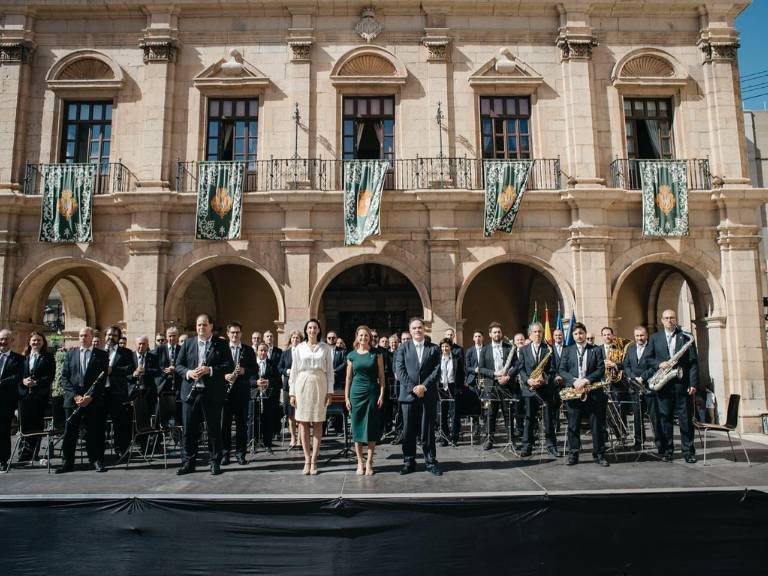 El Desfile de las Tres Culturas, el concierto de la Banda Municipal, la entrega de los premios Valencià de l’Any o el homenaje a las collas de ‘dolçaina i tabal’, han vestido de gala esta celebración.