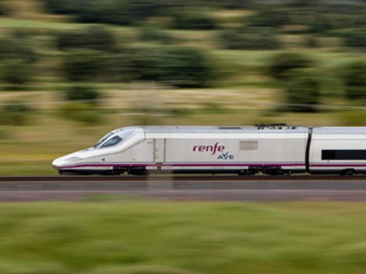 Descarrila un AVE de Talgo a 190 km/h por desprendimiento de tierra en Málaga