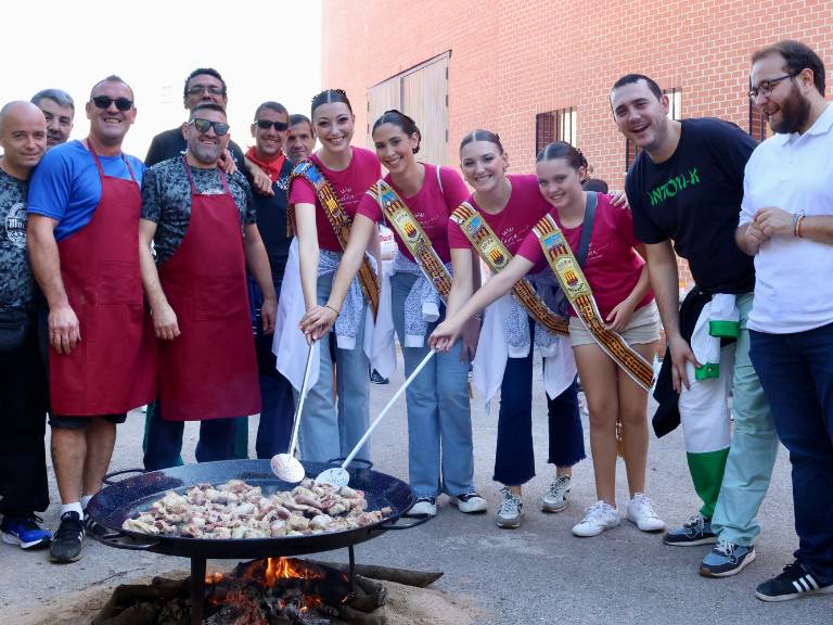 Los más pequeños disfrutan de su día con talleres, actividades y teatro y las peñas vuelven a participar en el concurso de paellas