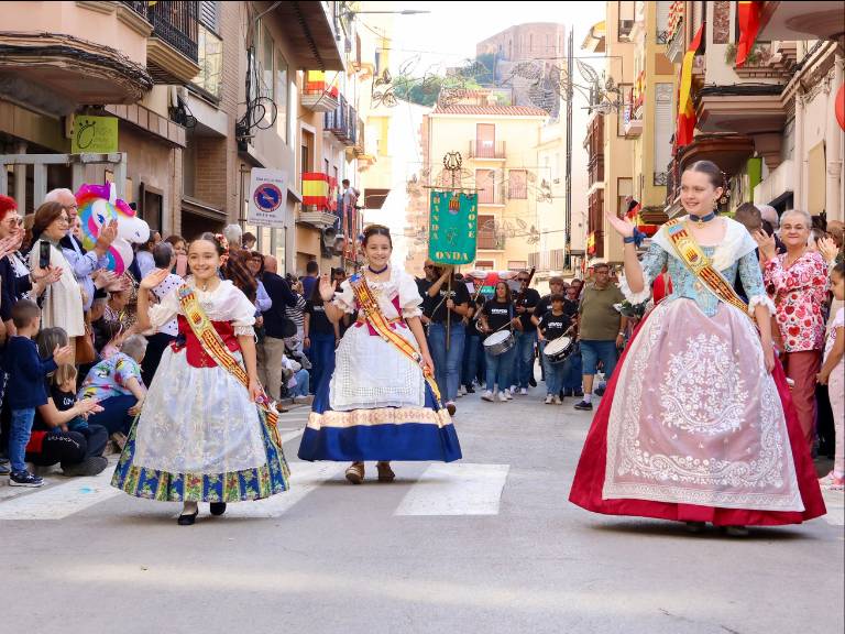 Los más pequeños disfrutan de su día con talleres, actividades y teatro y las peñas vuelven a participar en el concurso de paellas