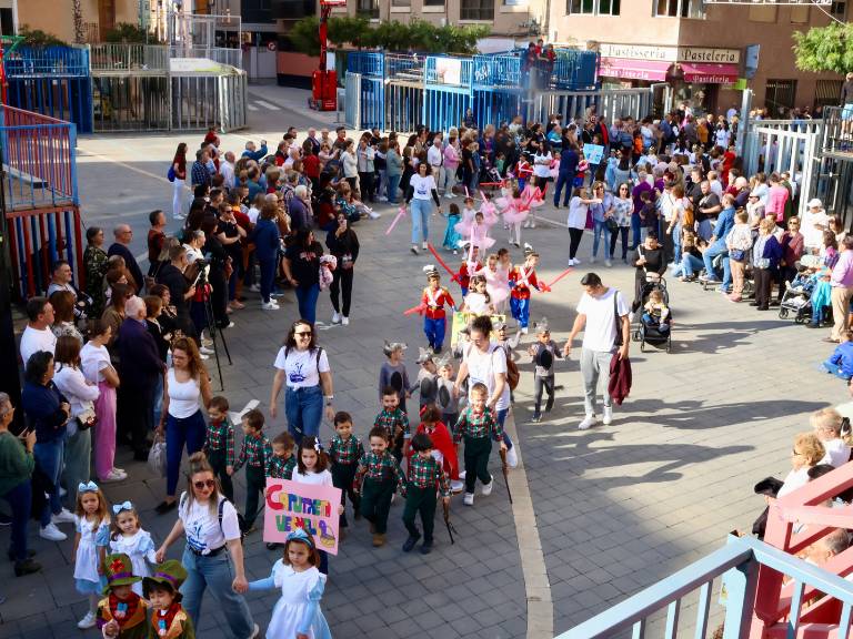 Los más pequeños disfrutan de su día con talleres, actividades y teatro y las peñas vuelven a participar en el concurso de paellas