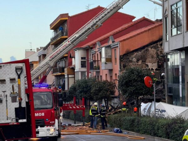 Un edificio colapsa tras explosión en Santander: Muertos, heridos y desaparecidos