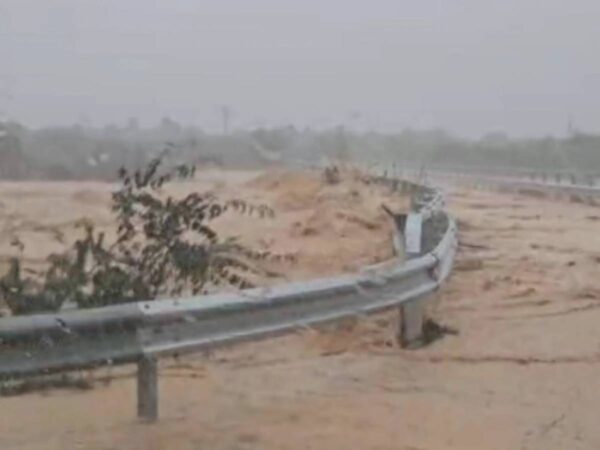 El agua supera el puente del río Seco de Càlig