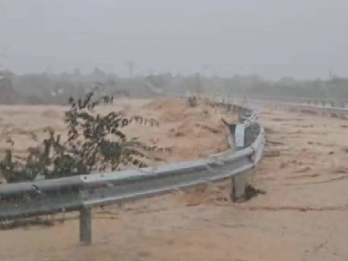 El agua supera el puente del río Seco de Càlig