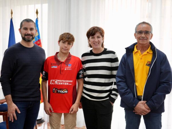 El Ayuntamiento de l’Alcora recibe a Pau Caudet, campeón de España de motocross MX85