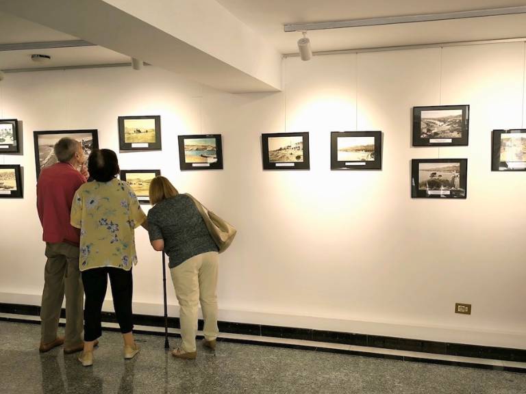 Jean Luis Bruère, comisario de la exposición, es un profesor francés enamorado de Benicàssim desde hace 57 años