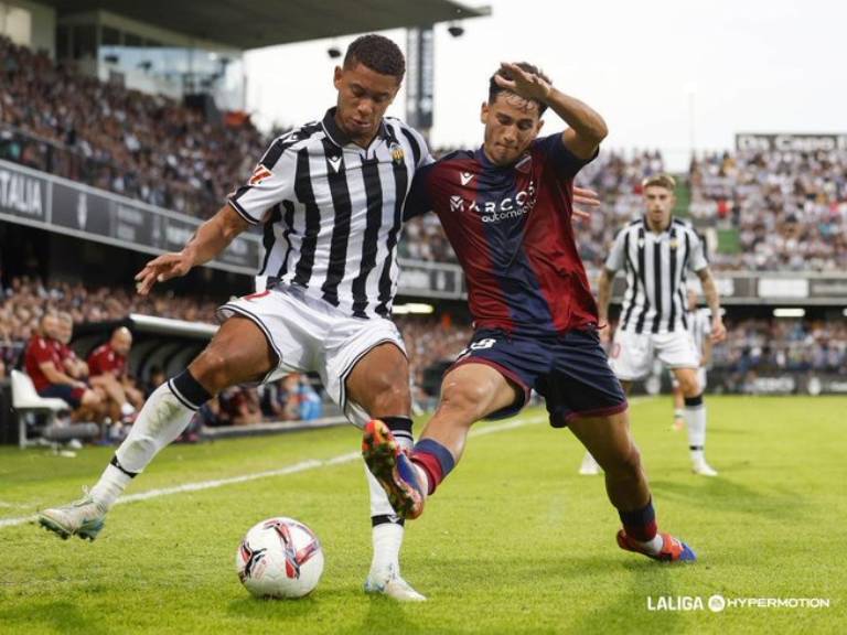 Dos jugadas a pase de Calatrava, finalizan en Raúl Sánchez que no falla y sentencia, dándole la victoria en su templo al CD Castellón.