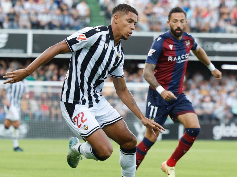 Dos jugadas a pase de Calatrava, finalizan en Raúl Sánchez que no falla y sentencia, dándole la victoria en su templo al CD Castellón (2-0).