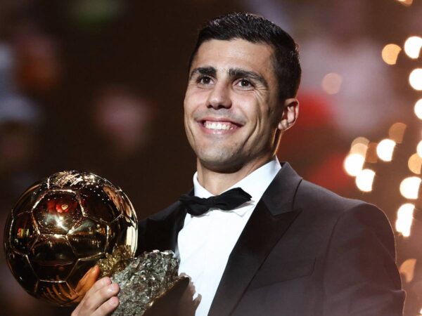 El Villarreal CF celebra junto a Rodri su Balón de Oro