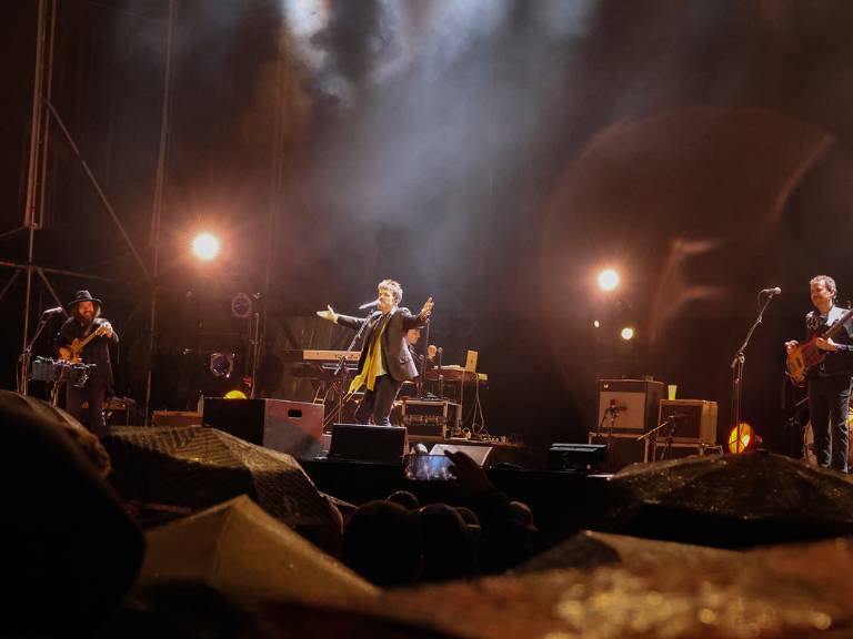 El concierto se inició con el electrizante show de Los Zigarros, que animó al público y estableció el tono perfecto para la llegada del icónico Coque Malla.