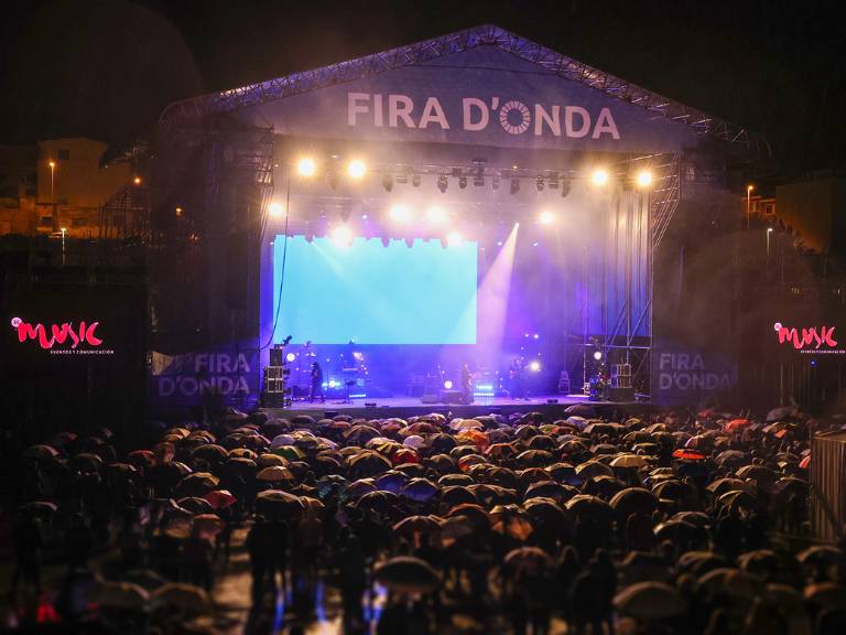 El concierto se inició con el electrizante show de Los Zigarros, que animó al público y estableció el tono perfecto para la llegada del icónico Coque Malla.