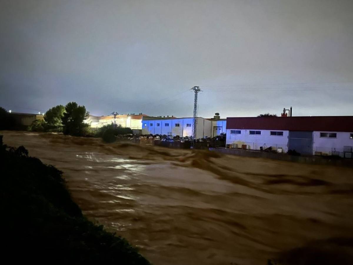 Familias evacuadas en Torrent tras el desbordamiento del barranco