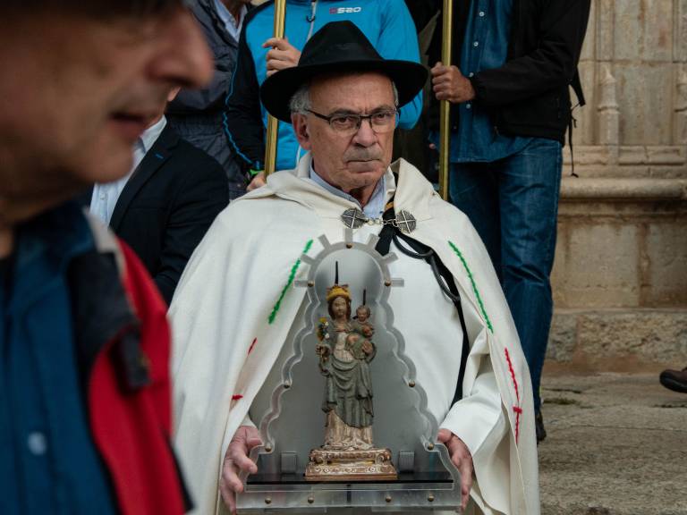 Manuel de Antonio Arribas ha despedido la imagen cuando las romeras y romeros han salido de Morella por el portal de Sant Mateu