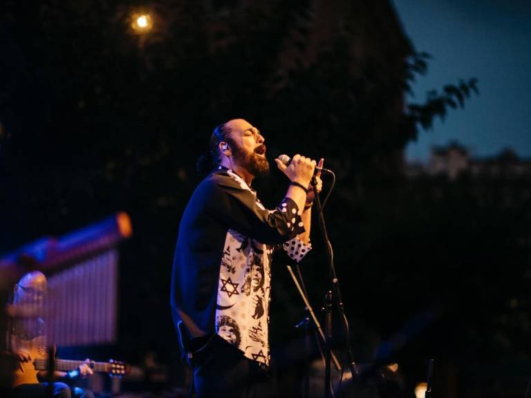 Este sábado, artistas como Al Lío, Michel el Cigalita, Paradita Flamenca, La Rubia de Antequera, Beni Cai, y Lucas Carmona junto a Alba Molina, llenarán de arte la Plaza Huerto Sogueros.