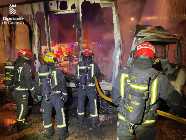 Incendio de un camión en un polígono industrial de Almassora