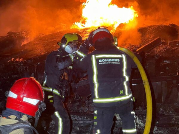 Incendio en la A-23 de Jérica de un camión portavehículos