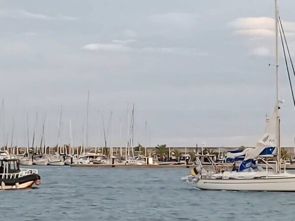 La Guardia Civil rescata a un patrón herido en un accidente marítimo en Valencia