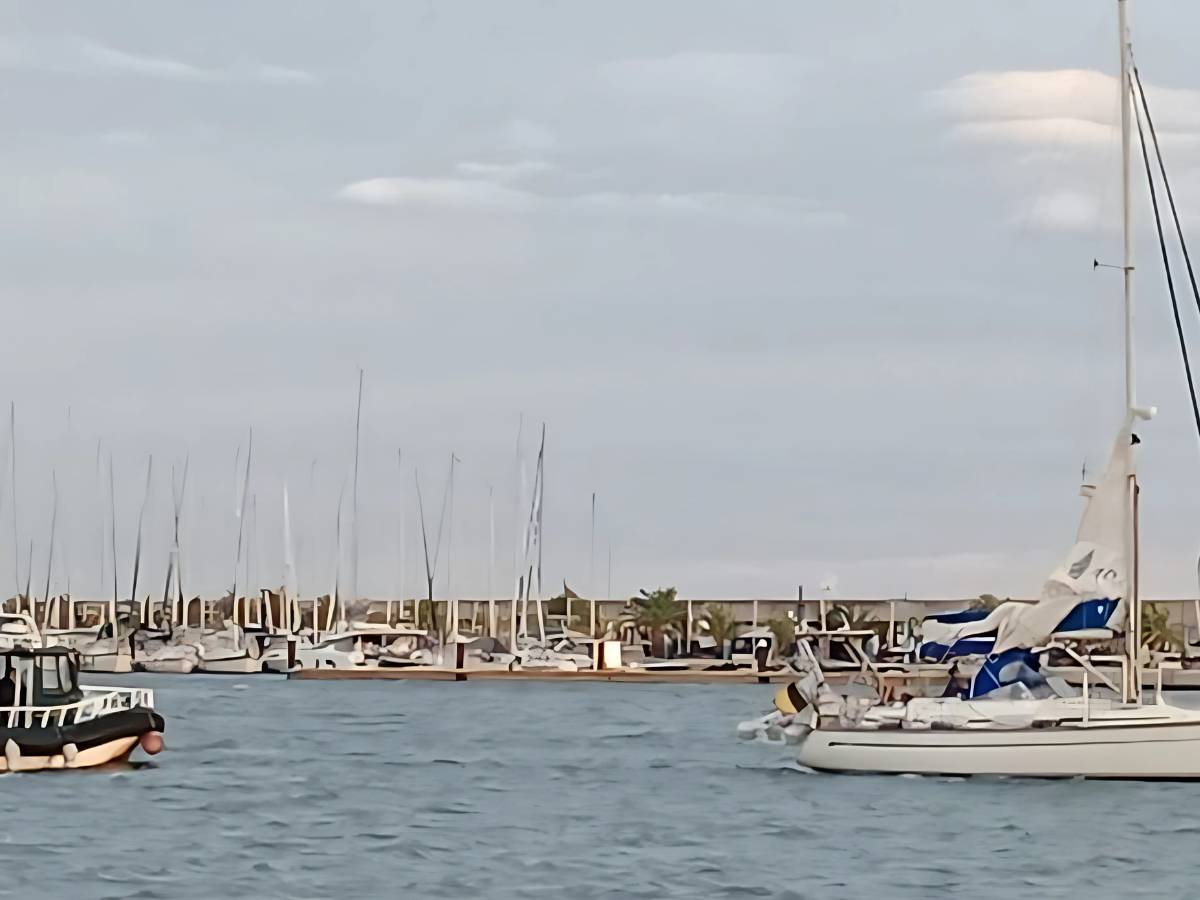 La Guardia Civil rescata a un patrón herido en un accidente marítimo en Valencia