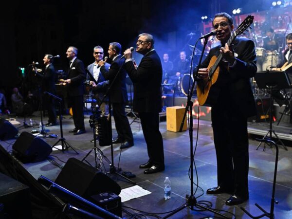 La plaza Mayor de Castellón vibra con el espectacular concierto de Jacaranda