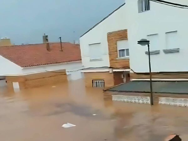 La UME y la Generalitat coordinan rescates tras desbordamiento del Río Magro