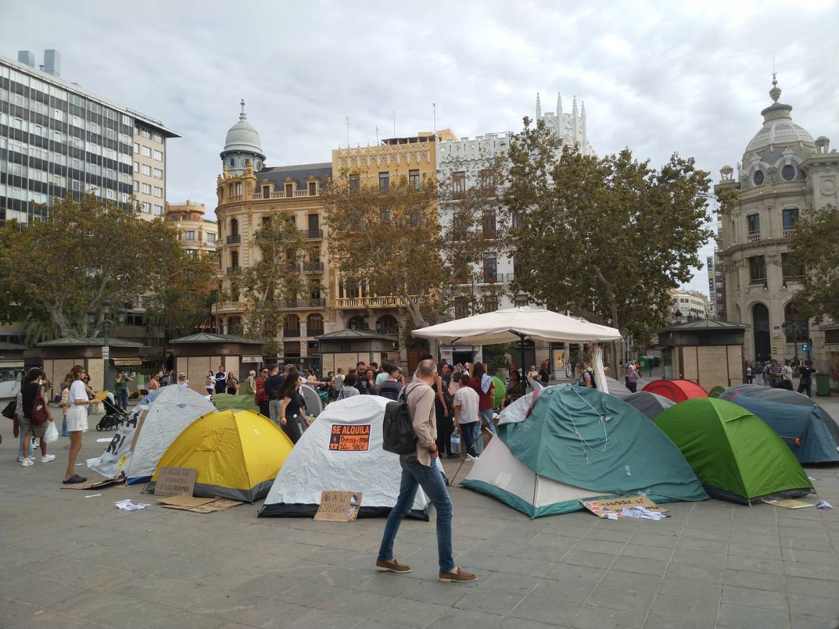 Manifestantes acampan en Valencia para exigir el derecho a una vivienda digna